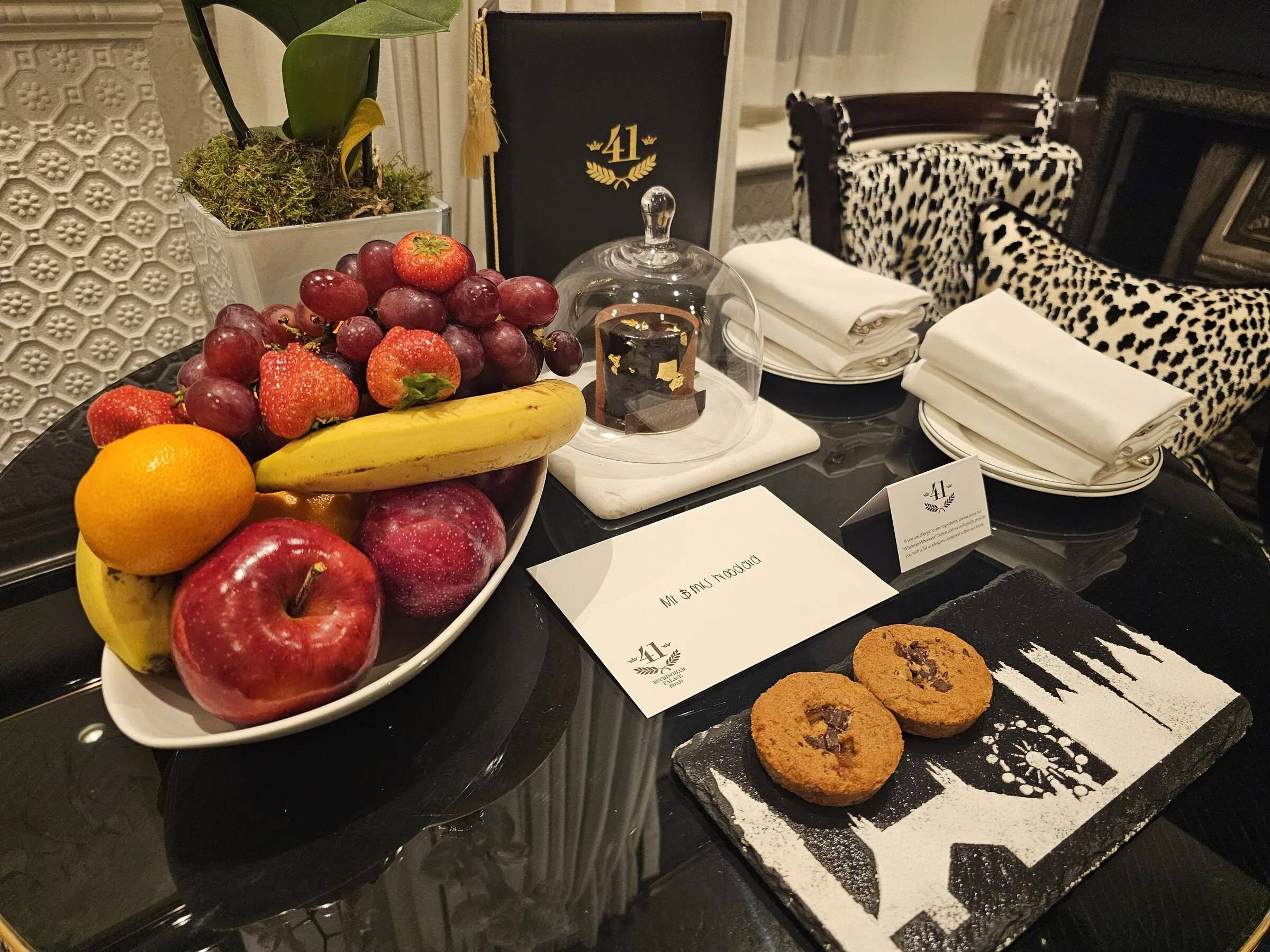 A personalized hotel welcome with fruit and treats